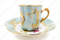Tasse à café en porcelaine décorée à la main par les ateliers Le Tallec ornée de fleurs polychromes peintes à la main sur un fond bleu clair et arabesques or photo-2