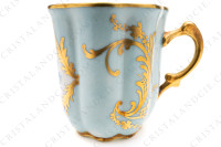 Tasse à café en porcelaine décorée à la main par les ateliers Le Tallec ornée de fleurs polychromes peintes à la main sur un fond bleu clair et arabesques or photo-3