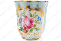 Tasse à café en porcelaine décorée à la main par les ateliers Le Tallec ornée de fleurs polychromes peintes à la main sur un fond bleu clair et arabesques or photo-4