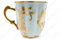 Tasse à café en porcelaine décorée à la main par les ateliers Le Tallec ornée de fleurs polychromes peintes à la main sur un fond bleu clair et arabesques or photo-5