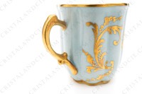 Tasse à café en porcelaine décorée à la main par les ateliers Le Tallec ornée de fleurs polychromes peintes à la main sur un fond bleu clair et arabesques or photo-6