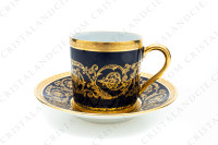 Tasse à café en porcelaine de Limoges ornée de frises en incrustations or et d arabesque or sur un fond bleu de four photo-2