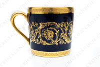 Tasse à café en porcelaine de Limoges ornée de frises en incrustations or et d arabesque or sur un fond bleu de four photo-5