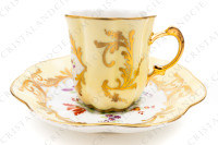 Tasse à café en porcelaine décorée à la main par les ateliers Le Tallec ornée de fleurs polychromes peintes à la main sur un fond jaune et arabesques or photo-2