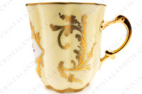 Tasse à café en porcelaine décorée à la main par les ateliers Le Tallec ornée de fleurs polychromes peintes à la main sur un fond jaune et arabesques or photo-3