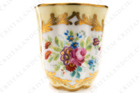 Tasse à café en porcelaine décorée à la main par les ateliers Le Tallec ornée de fleurs polychromes peintes à la main sur un fond jaune et arabesques or photo-4
