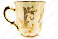 Tasse à café en porcelaine décorée à la main par les ateliers Le Tallec ornée de fleurs polychromes peintes à la main sur un fond jaune et arabesques or photo-5