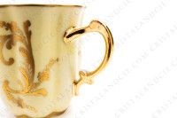 Tasse à café en porcelaine décorée à la main par les ateliers Le Tallec ornée de fleurs polychromes peintes à la main sur un fond jaune et arabesques or photo-6