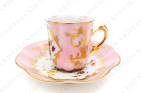 Tasse à café en porcelaine décorée à la main par les ateliers Le Tallec ornée de fleurs polychromes peintes à la main sur un fond rose et arabesques or photo-2