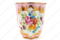 Tasse à café en porcelaine décorée à la main par les ateliers Le Tallec ornée de fleurs polychromes peintes à la main sur un fond rose et arabesques or photo-3