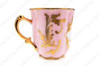 Tasse à café en porcelaine décorée à la main par les ateliers Le Tallec ornée de fleurs polychromes peintes à la main sur un fond rose et arabesques or photo-4