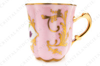 Tasse à café en porcelaine décorée à la main par les ateliers Le Tallec ornée de fleurs polychromes peintes à la main sur un fond rose et arabesques or photo-5