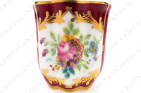 Tasse à café en porcelaine décorée à la main par les ateliers Le Tallec ornée de fleurs polychromes peintes à la main sur un fond rouge et arabesques or photo-6