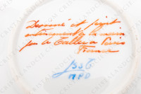 Tasse à café en porcelaine décorée à la main par les ateliers Le Tallec ornée de fleurs polychromes peintes à la main sur un fond rouge et arabesques or photo-8