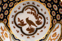 Tasse à moka en porcelaine de Limoges de la maison Bernardaud ornée d oiseaux et fleurs or sur un fond bleu de four photo-8