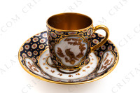 Tasse à moka en porcelaine de Limoges de la maison Bernardaud ornée d oiseaux et fleurs or sur un fond bleu de four photo-2
