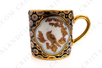 Tasse à moka en porcelaine de Limoges de la maison Bernardaud ornée d oiseaux et fleurs or sur un fond bleu de four photo-3
