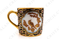 Tasse à moka en porcelaine de Limoges de la maison Bernardaud ornée d oiseaux et fleurs or sur un fond bleu de four photo-5