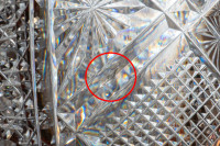 Vase en cristal de Baccarat présentant un riche décor taillé photo-12