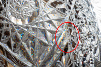 Vase en cristal de Baccarat présentant un riche décor taillé photo-16