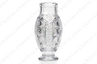 Vase en cristal de Baccarat présentant un riche décor taillé photo-2