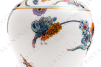 Vase en porcelaine de Limoges de la maison Haviland modèle Aux Cailles ornée de couples de cailles, de papillons et fleurs polychromes rehaussés d or photo-4