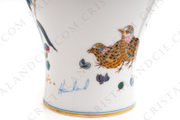 Vase en porcelaine de Limoges de la maison Haviland modèle Aux Cailles ornée de couples de cailles, de papillons et fleurs polychromes rehaussés d or photo-6