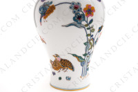 Vase en porcelaine de Limoges de la maison Haviland modèle Aux Cailles ornée de couples de cailles, de papillons et fleurs polychromes rehaussés d or photo-5