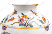 Vase en porcelaine de Limoges de la maison Haviland modèle Aux Cailles ornée de couples de cailles, de papillons et fleurs polychromes rehaussés d or photo-3
