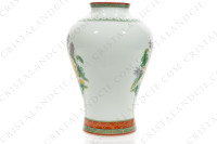 Vase en porcelaine de Limoges sur pâte céladon de la maison Haviland modèle Chrysanthème orné de chrysanthèmes jaunes, mauves et blancs et de papillons photo-3