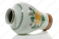 Vase en porcelaine de Limoges sur pâte céladon de la maison Haviland modèle Chrysanthème orné de chrysanthèmes jaunes, mauves et blancs et de papillons photo-2