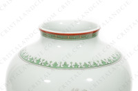 Vase en porcelaine de Limoges sur pâte céladon de la maison Haviland modèle Chrysanthème orné de chrysanthèmes jaunes, mauves et blancs et de papillons photo-4