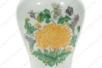 Vase en porcelaine de Limoges sur pâte céladon de la maison Haviland modèle Chrysanthème orné de chrysanthèmes jaunes, mauves et blancs et de papillons photo-5