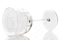 Verre à eau n°2 en cristal de Saint-Louis modèle Meurice gravure au pantographe numéro 108, présentant des guirlandes de fleurs surmontées de nœuds photo-2