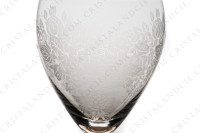 Verre à vin blanc n°4 en cristal de Baccarat présentant un décor de bouquet de fleurs gravé photo-3