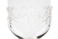 Verre à vin rouge n°3 en cristal de Saint-Louis modèle Meurice gravure au pantographe numéro 108, présentant des guirlandes de fleurs surmontées de nœuds photo-3