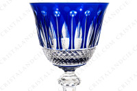 Verre à vin du Rhin roemer en cristal double-couches bleu foncé de Saint-Louis modèle Tommy présentant un important décor taillé photo-3